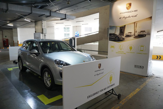 Porsche E-Hybrid Charging Station,ชาร์จแบตเตอรี่ไฟฟ้า,สถานีบริการชาร์จแบตเตอรี่ไฟฟ้า,Porsche E-Hybrid Charging Station สยามพารากอน,โชว์รูมปอร์เช่,Cayenne S E-Hybrid,Panamera S E-Hybrid