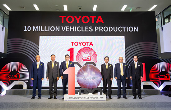 โตโยต้าฉลองความสำเร็จผลิตรถยนต์ครบ 10 ล้านคัน,โตโยต้าผลิตรถยนต์ครบ 10 ล้านคัน,โตโยต้าผลิตรถครบ 10 ล้านคัน,รถยนต์โตโยต้าคันที่ 10 ล้าน,รถโตโยต้าคันที่ 10 ล้าน,Toyota Hilux REVO ROCCO,REVO ROCCO,Toyota Hilux REVO ROCCO รถโตโยต้าคันที่ 10 ล้าน