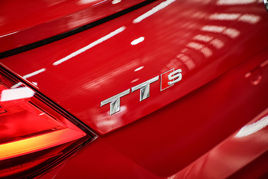 Ǵ  ҵҴ¹áʻ쵾㹪ǧҧ͵ա Դ Audi  TT ໤ 3 Ǵ The New Audi TT Roadster, Audi TTS Coupe  Audi TT Coupe úŹС TT ¡ǹءǴ ٹä   18-21 áҤ 蹾  ¡ɳС ǵѹ иҹ˹ҷ Ǵ   ѧͺ⨷ſ ҧ͡âѺ١ҡ觢 ੾¹áʻ쵵С TT ѺеͺѺҡ١ҧͧ ¡Դ Audi TT ໤  3   The New Audi TT Roadster,  Audi TTS Coup?  Audi TT Coup?  Դͧú㹧ҹ Unveil Audi TT Family ٹä   ا෾ ҧѹ 18-21áҤ 2562 蹾 ͤسͧ 50,000 ҷ Ѻ 100,000 ҷ д͡ 1%  “ʹյ֧Ѩغѹ Audi TT ѺþѲҧͧǢͤ͹Ǵ ҡԴѺͧ Audi TT 20  ҹҧ͹Ź ѺʵͺѺԹҴ ١ͧ 5 ҷ ͧͺسءҹõͺѺ ͧǢͧ Audi TT ҹҹ Шش蹴䫹ٻç͡ѡɳ öʻ Ҩ֧ӷ 5   蹪ͺʹ Audi TT ͡Ңͧ”  Audi TT 3  Դ㹧ҹ  The new Audi TT Roadster 45 TFSI quattro S line Ѻ蹪ͺԵẺ ôѧẺͿͻմ դдǡ㹡ҹԴ-Դ Ǻ俿 ŧǡѺҹ㹪ԵШѹ ҾѺͧ¹ູԹ 4 ٺ 16  DOHC äԹਤ ⺪ Ҵ 1,984 ի ͺʹͧâѺ͹ç¡ѧ٧ش 230 çҷ 4,500-6,200 ͺ/ҷ çԴ٧ش 370 ǵѹ÷ 1,600-4,300 ͺ/ҷ ·ʹѧҹѵѵ S tronic 6 ѧ öǺ¹µͧѧǧ ʹء㹡âѺҡ ѧ㨴кѺ͹ 4   quattro ͡ѡɳͧǴ ǧҧẺʻ ѵ 0-100 ./.  5.6Թҷ зӤ٧ش 250 ./. öٻẺô ѧվ鹷 280 Ե дǡ㹡ҹ  ǹ蹪ͺç ʻ쵷 Ǵ   Audi TTS Coupe ҵͺʹͧ Ѻͧ¹ູԹ 4 ٺ16  DOHC äԹਤ Ҵ 1,984 ի ѧ٧ش 286 ç     5,300-6,200 ͺ/ҷ çԴ٧ش 380 ǵѹ÷ 1,800-5,200 ͺ/ҷ ·ʹѧҹѵѵS tronic 6 ѧ 㨡Ѻѵ觷شѹ 0-100 ./. § 4.7 Թҷ Ӥ٧ش 250 ./. зӤѭѧسʤʻѧªǧҧ  Audi magnetic ride кǧҧлѺ˹״ͧѾ͹Ҥ ʶҹóâѺԧ (real time) Դöʻö٧ ҷ Audi R8 ŴҡŧͧǶѧ ҧʶҾ㹷ءѧТͧâѺ  ǹաҧ͡˹  Ǵ  TT Coupe 45 TFSI quattro S line Ҥ 3,299,000 ҷ աԴ仪ǧ͹˹ҹ ͧ¹ູԹ 4 ٺ 1,984 ի  ѵ 0-100 ./.  5.3 Թҷ ٧ش 250 ./.   Ѻ  Audi TT Ѻͤ͹¹áʻ쵾ͧ  Audi Ѻҧ٧ ҧ繷ҧٻẺͧöẺ㹻 2538ѧѲöդóẺش ͹öášҹ¹㹻 2541 Ѻ价š  ش蹢ͧ Audi TT  ҧ֧㹡âѺ ô䫹 ͡ѡɳ ҨǤԴͧö˹ ѧҷⴴ зͧá鹤дǡʺ㹡âѺԹҧ ͺʹͧѺǤԴѧöẺ “as much as necessary and as little as possible”  Audi TT ءҾѺ෤кѺ͹ 4  “quattro” ẺδԤ ŵŷѷ ШѴ觡ѧҡͧ¹ѧ˹㹡âѺ軡 ҡ㹺ҧʶҹóѧͧáѧ÷ç ö㹡âѺ к觡ѧѧѧԹҷѵǹѺʶҹóҧ ᵡҧѹ͡  Audi TT ѧѺõԴк  Audi Drive Select ѹҭҴѺ͡ҹ 㹡âѺҾ Сͺ仴comfort, auto, dynamic, efficiency individual    кҧ ҹФǺ÷ӧҹͧǧҧ ͧ¹ оǧ·ᵡҧѹ ءʺó㹡âѺդʹءʹҹ ǹкẺŤѷ ¹ҧǴ觢 ըѧдش  manual͡¹ͧҡ ᾴ Կ  觵Դҹѧǧ  Efficiency öѡҤͼѺ͹͡ҡѹ  駹öǴö¹Ҩҡҧȷء ١ҷ͡öѺôŨҡ Audi Protection  ѺСѹö 5  зҧ 150,000  ԡêͩءԹ Roadside Assistance ǻ 24  ҹ 5  